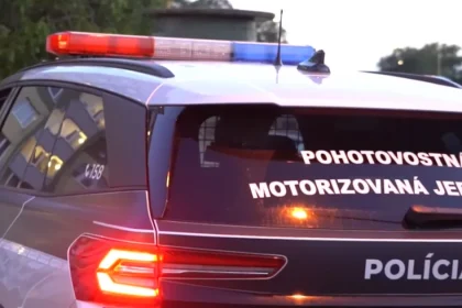 Muž s nožom napadol vysokoškolákov na autobusovej zastávke v Bratislave