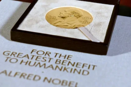 Nobelovu cenu za medicínu získali traja vedci za výskum svetlom riadených iónových kanálov