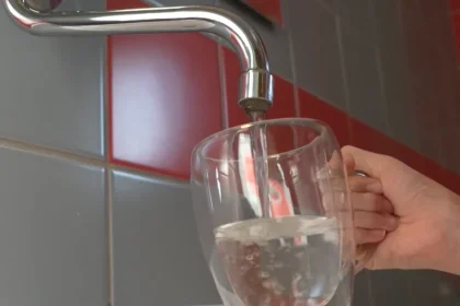 Obyvateľov Tornale trápia časté odstávky a zakalená, zapáchajúca pitná voda