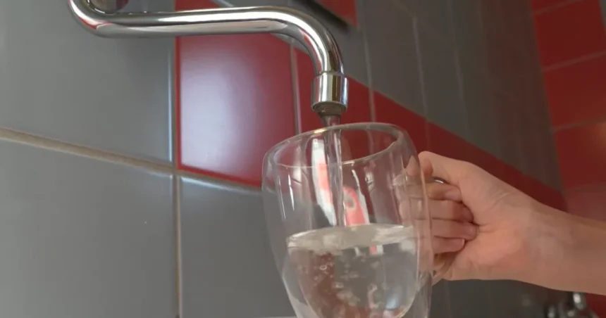 Obyvateľov Tornale trápia časté odstávky a zakalená, zapáchajúca pitná voda