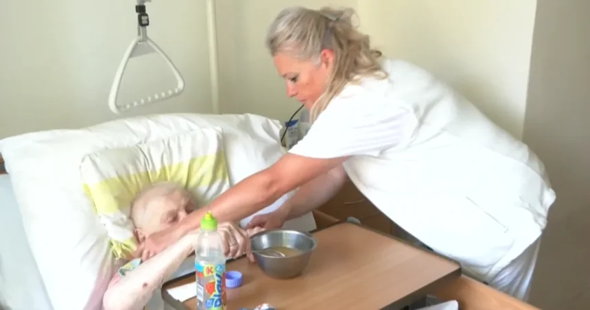 Opatrovateľom by mali od budúceho roka stúpnuť platy, štát zároveň hrozí kontrolami