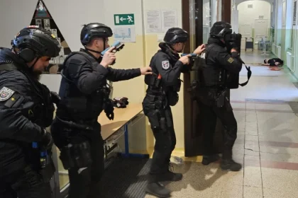 Polícia a záchranári nacvičovali zásah na gymnáziu v Komárne