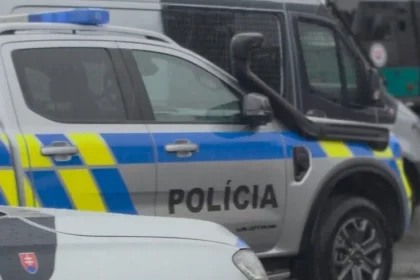 Polícia evakuovala stovky ľudí z hip-hopového večierku v Komárne pre bombový poplach