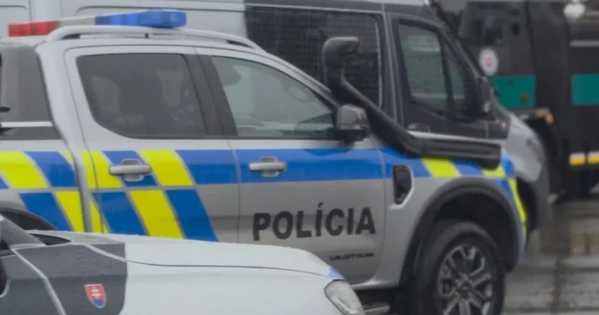 Polícia evakuovala stovky ľudí z hip-hopového večierku v Komárne pre bombový poplach