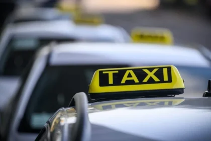 Polícia našla u taxikárov stovky priestupkov: alkohol, telefón za volantom