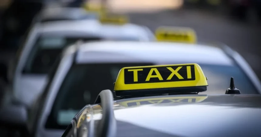 Polícia našla u taxikárov stovky priestupkov: alkohol, telefón za volantom