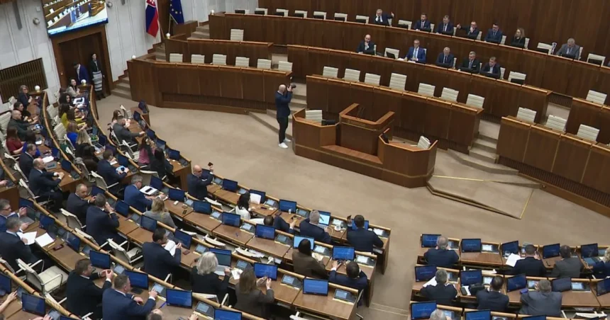 Poslanci začali rokovať o rozpočte na budúci rok, sledujte naživo