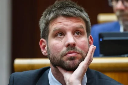 Prieskum AKO: PS na čele, no s najvýraznejším poklesom. Druhé miesto patrí Smeru