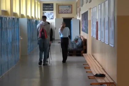 Prokurátor navrhol vziať do väzby 15-ročného žiaka zo školy v Komárne pre vyhrážky smrťou