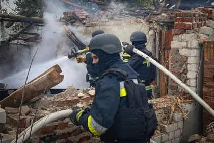 Raketový útok na Kyjev poškodil domy a čerpaciu stanicu, hlásia zranených