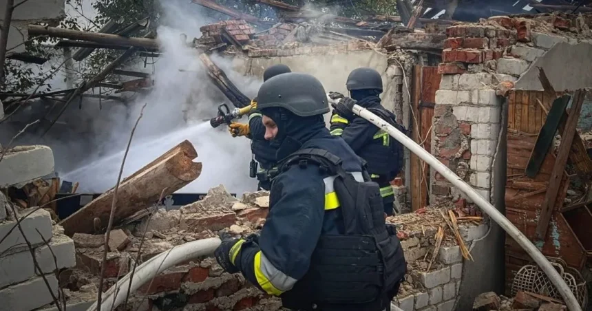Raketový útok na Kyjev poškodil domy a čerpaciu stanicu, hlásia zranených