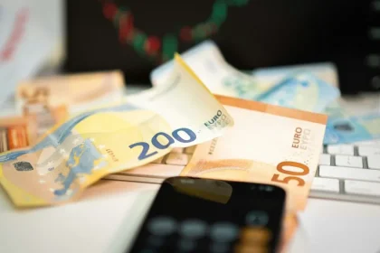 Slováci nad 50 rokov investujú stovky eur mesačne. Aký postup zvoliť v mladosti?
