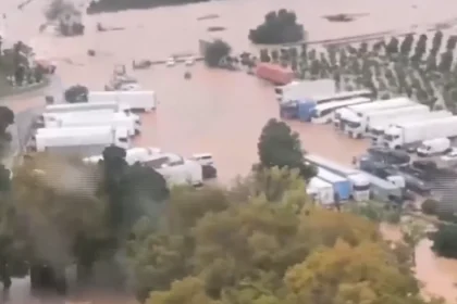 Španielsko zasiahli povodne, ulice ako divoké rieky. Zomreli najmenej dvaja ľudia