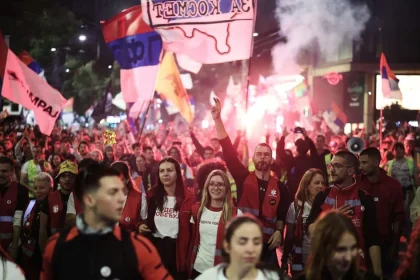 Srbská kampaň vrcholí, Vučiča vyzýva študentské hnutie v uliciach