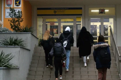 Tragédie v školách otvárajú otázku bezpečia. Ako o nich hovoriť s deťmi?