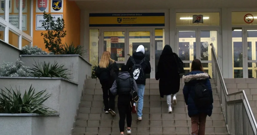 Tragédie v školách otvárajú otázku bezpečia. Ako o nich hovoriť s deťmi?
