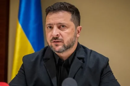 Ukrajina odpovedá na ruské útoky, Zelenskyj hlási zásahy rafinérií