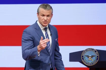 USA prepustia pätinu admirálov a generálov, obnovia spoluprácu s Muskom
