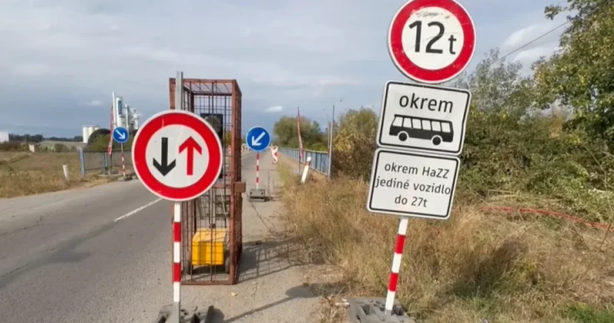 Uzávera mosta pri Michalovciach komplikuje život, podobne pri Komárne