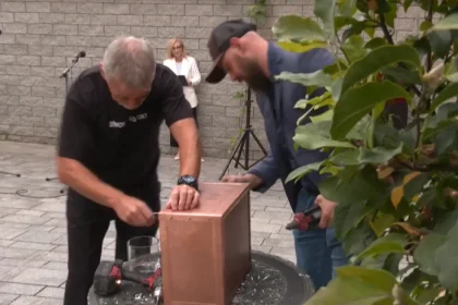 V Banskej Bystrici uložili v Robotníckom dome časovú schránku, otvoria ju o sto rokov