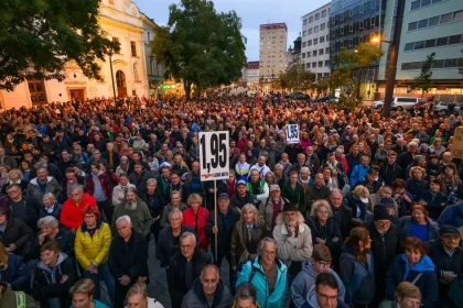 V Bratislave protestovali proti vláde. Opozícia ukazuje jednotu a nesúhlasí s Ficom