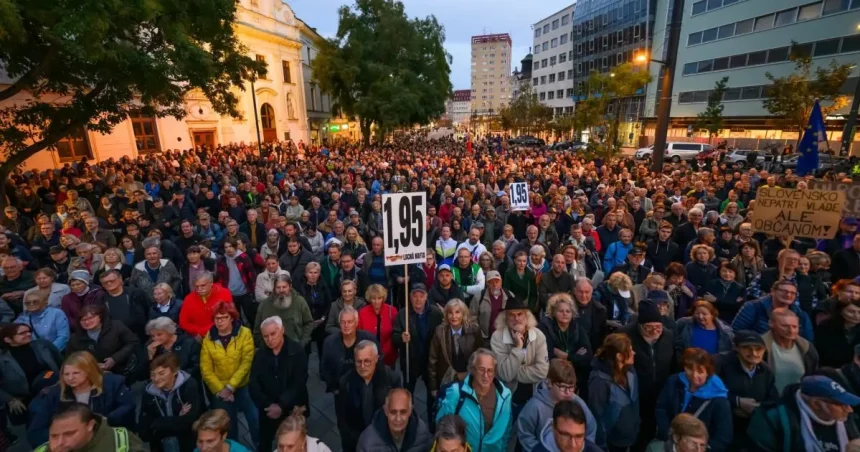 V Bratislave protestovali proti vláde. Opozícia ukazuje jednotu a nesúhlasí s Ficom