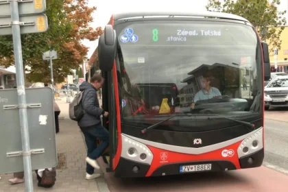V krajských mestách zlacnejú autobusy o polovicu, inde nie