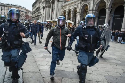 V Miláne vypukli násilné protesty: rozbíjanie výkladov a rabovanie obchodov