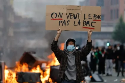 VIDEO: Študentské protesty vo Francúzsku sa vyostrujú, zadržaných je 625 osôb