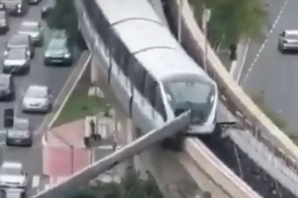 VIDEO: Vlak v São Paule narazil do spadnutého žeriavu, trosky minuli vodičov len o vlások