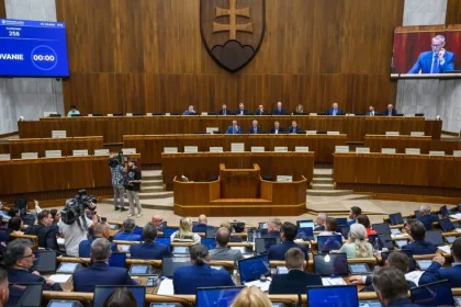 Zrušenie voľby poštou zo zahraničia čaká v parlamente vyše pol roka